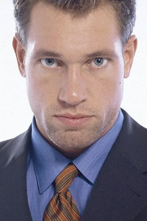 Thomas Lloyd interpretando a