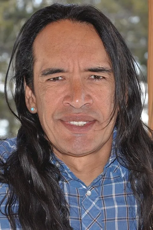 Thomas Smittle interpretando a Tom