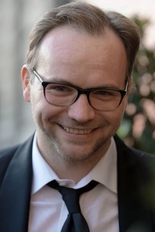 Thomas Stipsits interpretando a Roter Waller