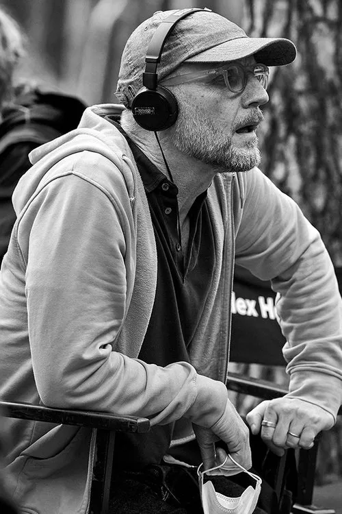 Thomas Vincent interpretando a The Crossdressing Assassin