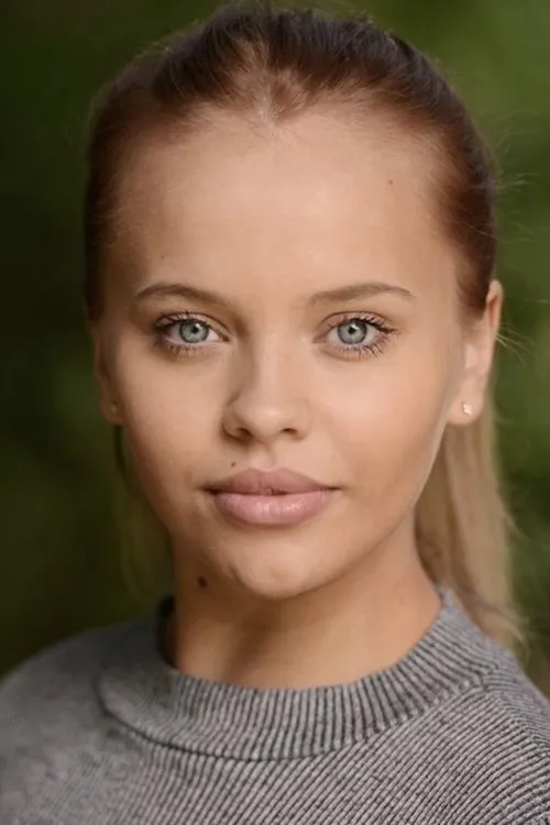 Tia Noakes interpretando a Sophie Wallis