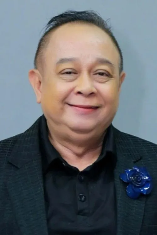 Tiểu Bảo Quốc interpretando a Hinh