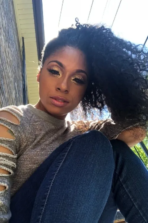 Tiffany Harris interpretando a Mrs. Stevenson