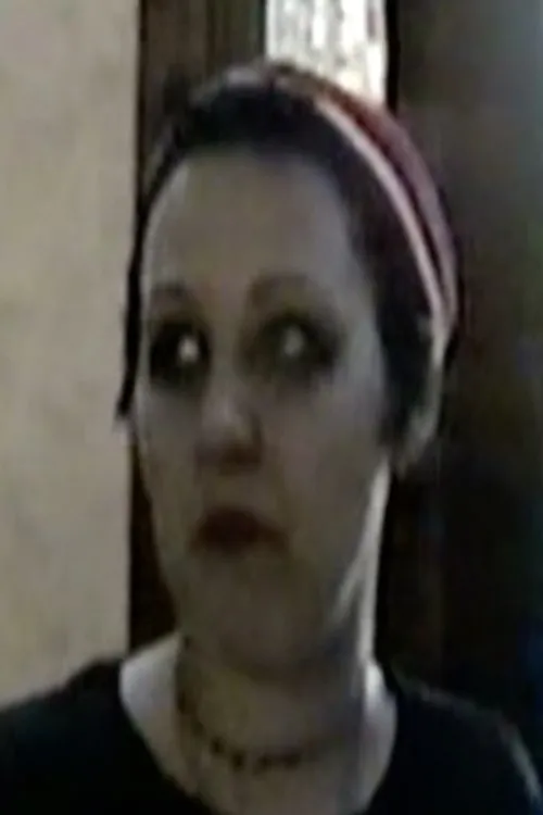 Tiffany Stinky interpretando a Sarah