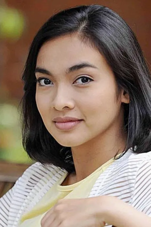 Tika Bravani interpretando a 