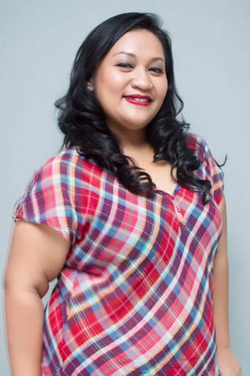 Tike Priatnakusumah interpretando a Bu Wastuti