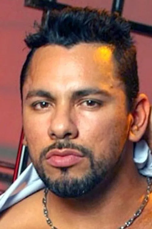 Tiko Rico interpretando a 