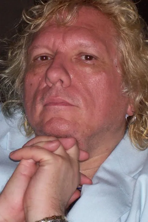 Tim Beckley interpretando a Dice Whitaker