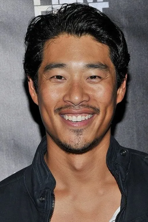 Tim Chiou interpretando a Adult Masao