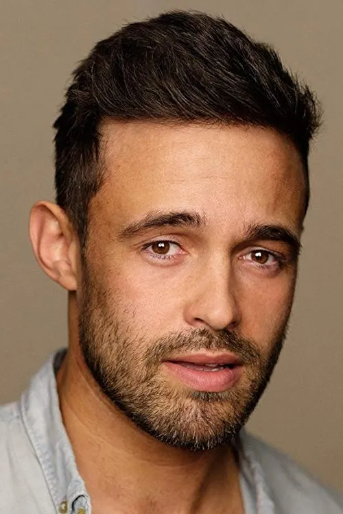 Tim Cullingworth-Hudson interpretando a Mike