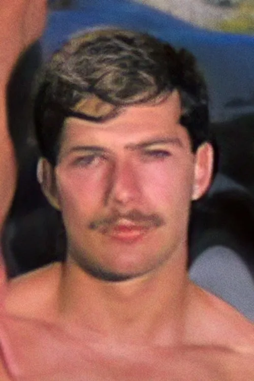 Tim Daniels interpretando a (segment 