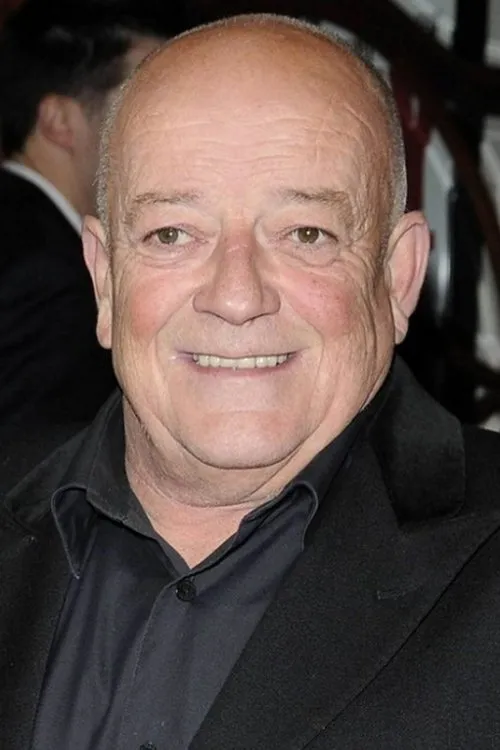 Tim Healy interpretando a Derek