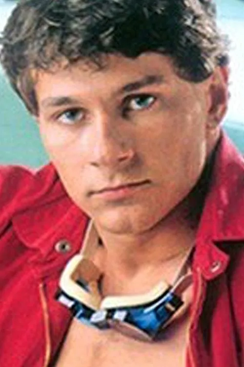 Tim Hunter interpretando a Chuck Reynolds