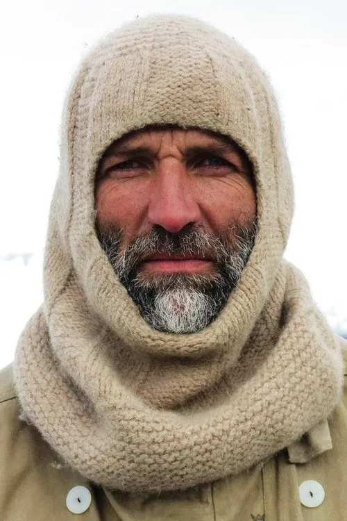 Tim Jarvis interpretando a