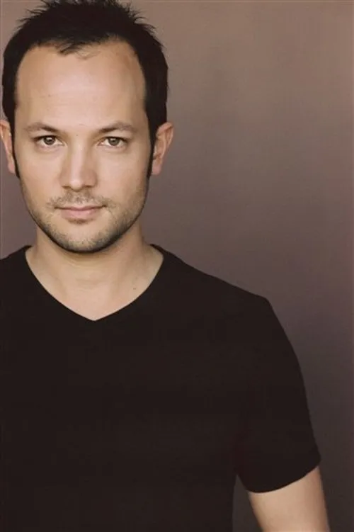 Tim Karasawa interpretando a Rhys