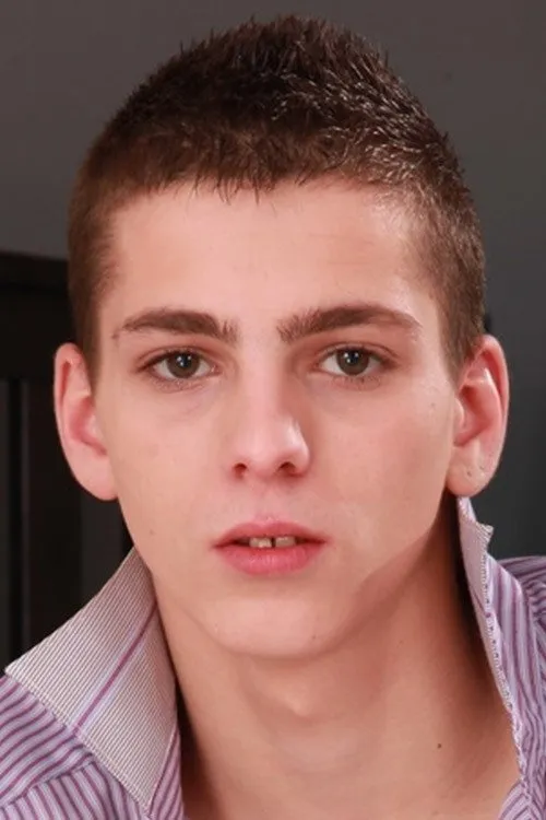 Tim Law interpretando a 