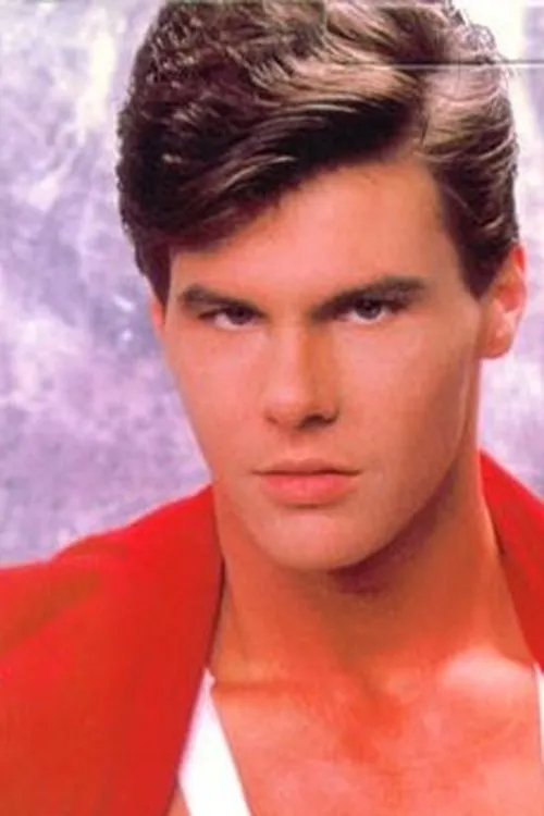 Tim Lowe interpretando a 