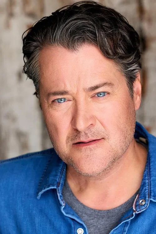 Tim Redmond interpretando a Matt