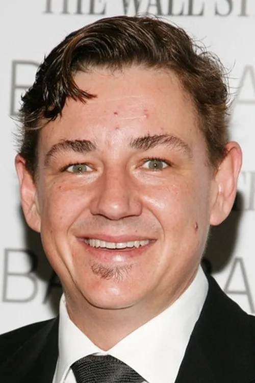 Tim Richards interpretando a Benno