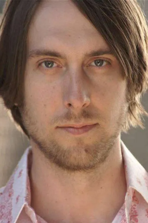 Timm Sharp interpretando a George