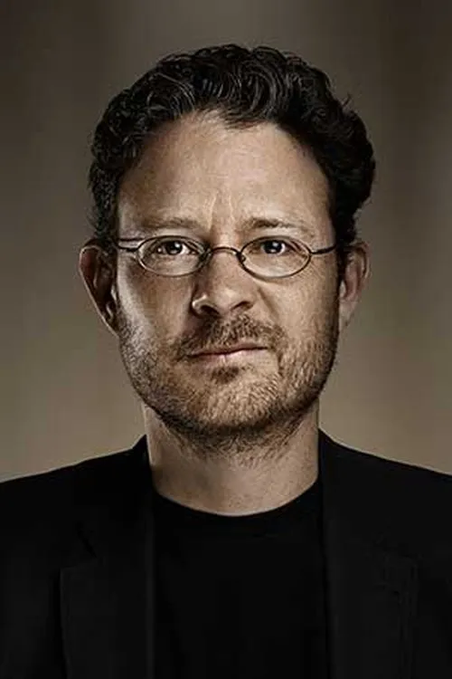 Timmo Niesner interpretando a Narrator (voice)