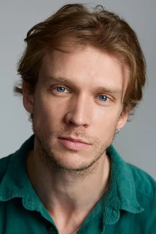 Timothy Blore interpretando a 