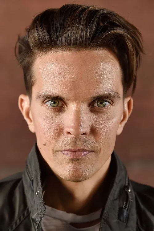 Timothy Lee DePriest interpretando a Charlie Glover