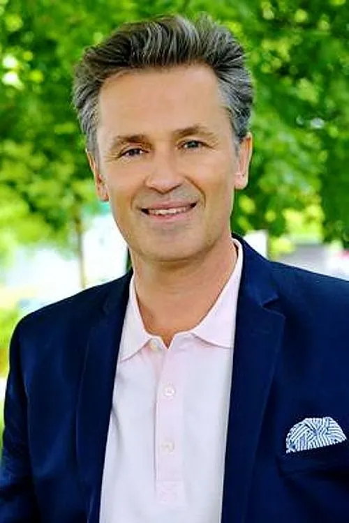 Timothy Peach interpretando a Jan Eppstein