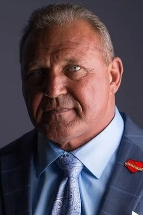 Timothy Scoggins interpretando a 