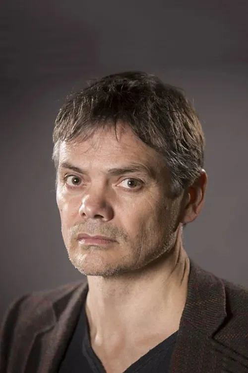 Timothy Watson interpretando a Clerk of Assize