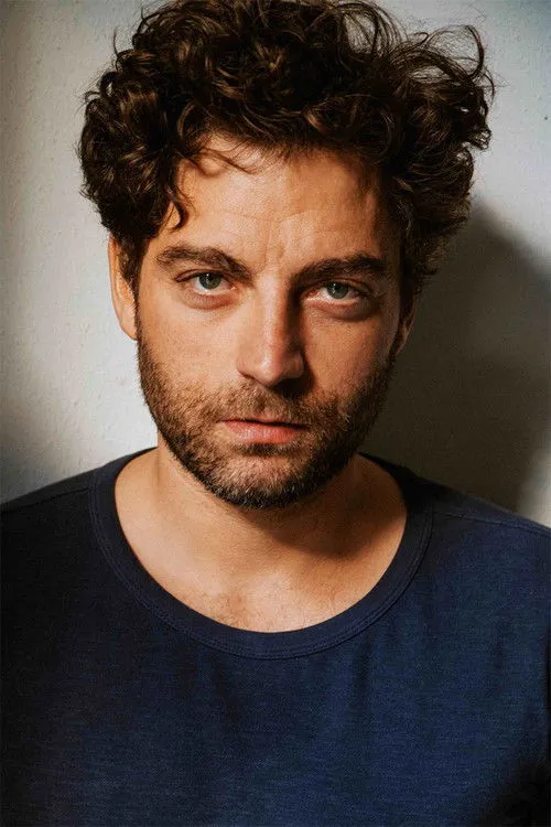 Timur Isik interpretando a Ahmed Sayed