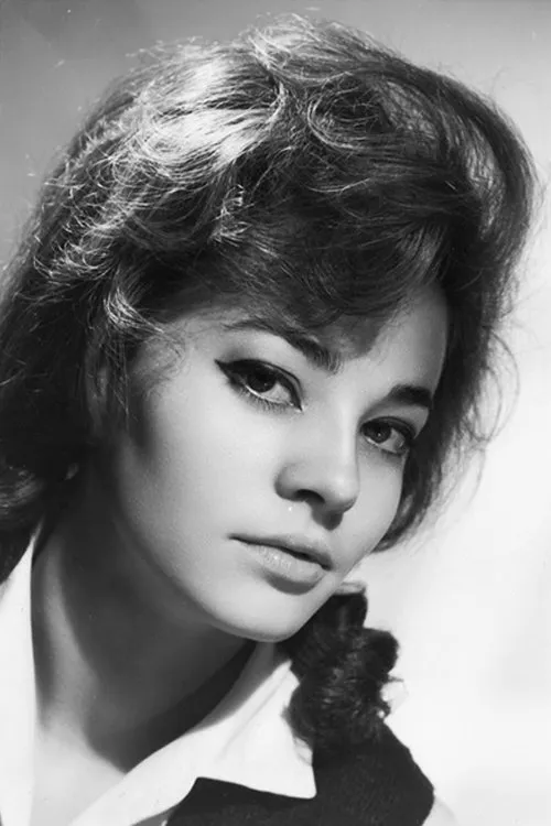 Tina Gaitanou interpretando a Liza