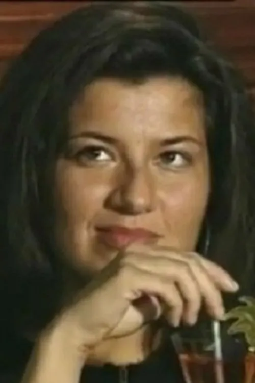 Tina LaTour interpretando a