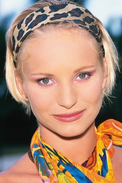 Tina Wagner interpretando a (archive footage)