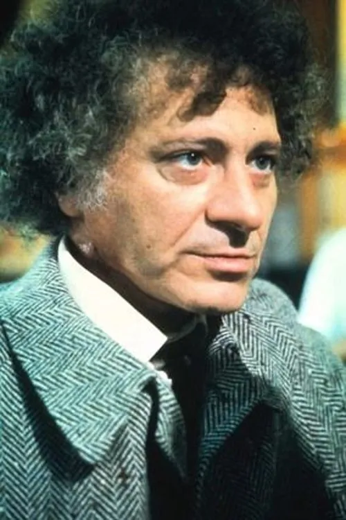 Tino Schirinzi interpretando a Veniero Bongiani