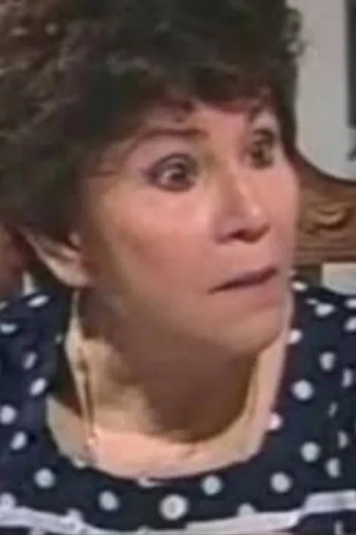 Tita De Villa interpretando a Mrs. Blanco