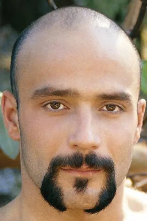 Titus Drumm interpretando a