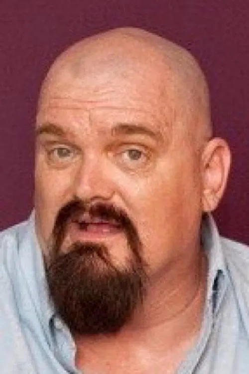 TJ Wood interpretando a