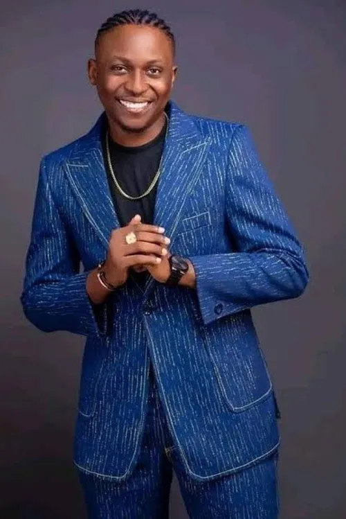 Tobi Makinde interpretando a Shina Judah