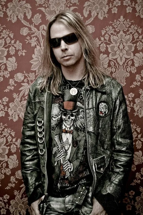 Tobias Exxel interpretando a Bass