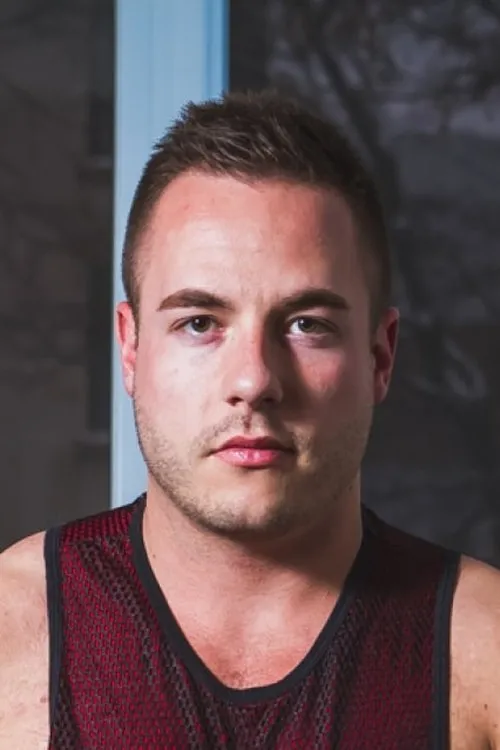 Tobias James interpretando a 