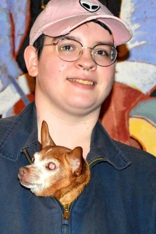 Tobin Johnston interpretando a Hand (voice)