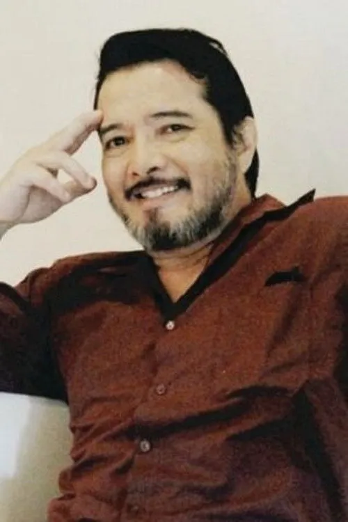 Toby Alejar interpretando a 