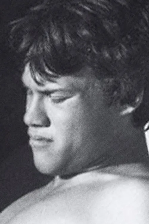 Toby Lawrence interpretando a