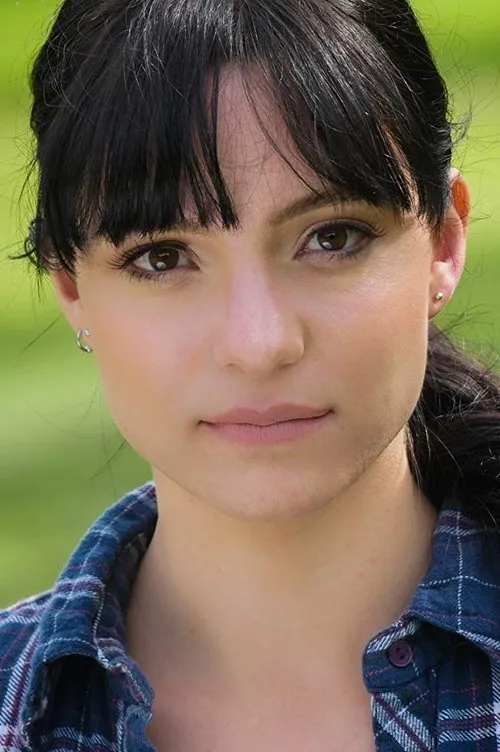 Toby Marks interpretando a Alex