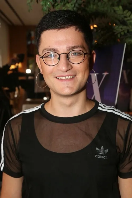 Toby Marlow interpretando a Young Doug