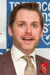 Toby Sawyer interpretando a Louis