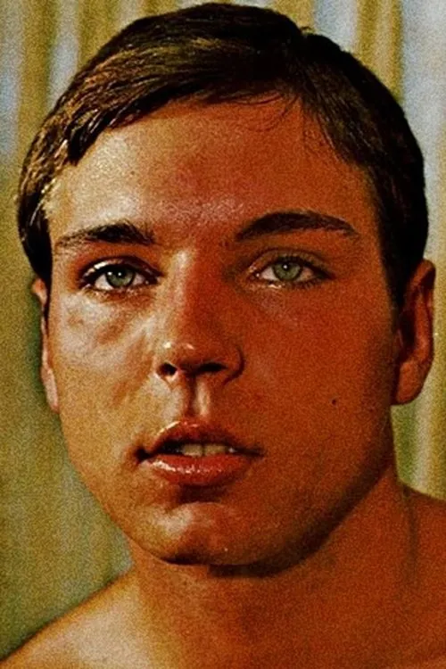 Toby Watson interpretando a (segment 