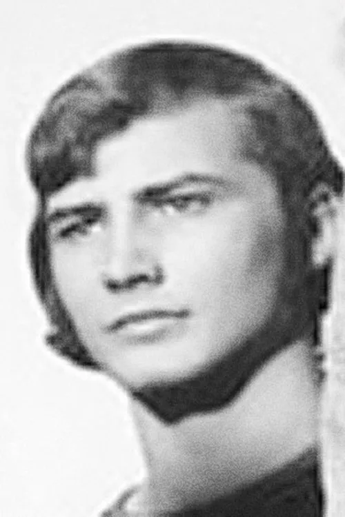 Toby Willis interpretando a Bill