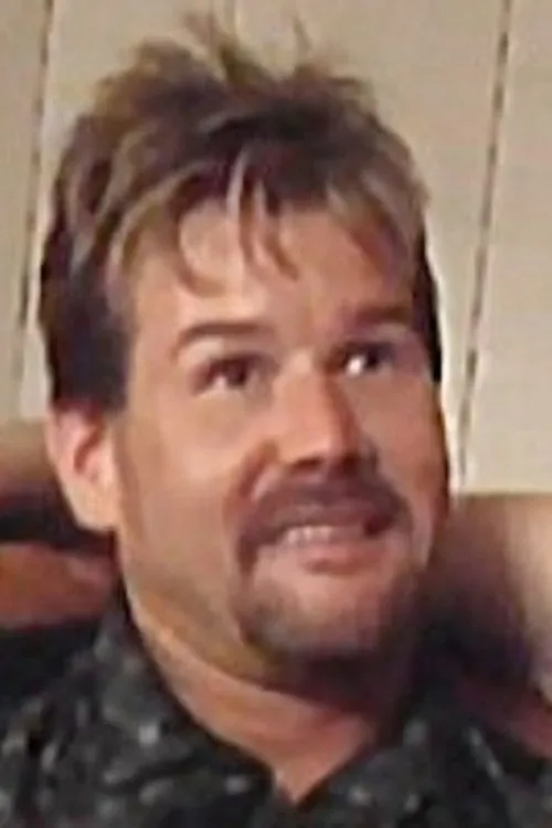 Todd Alexander interpretando a 